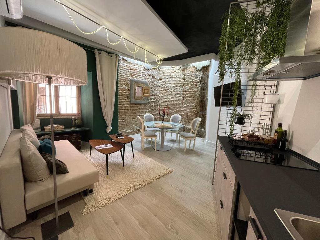 马德里ApARTment Madrid的客厅配有沙发和桌子
