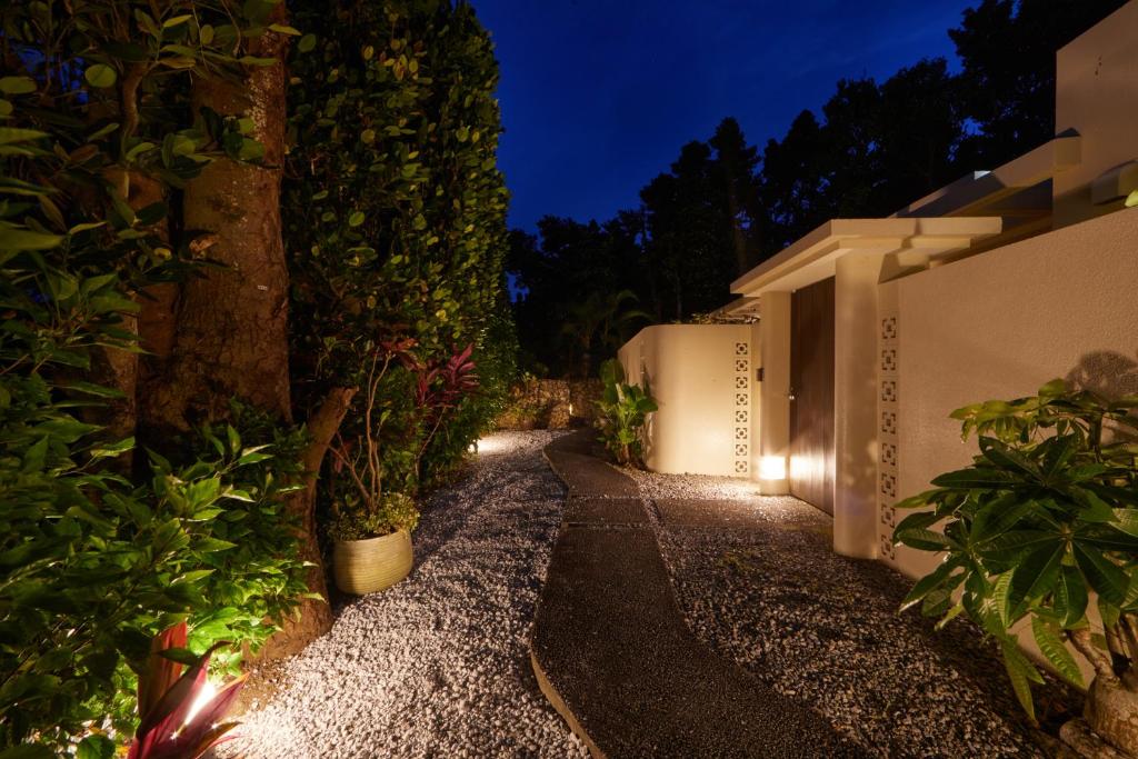 本部Private Villas Ryuz備瀬的花园小径,晚上有植物和灯光