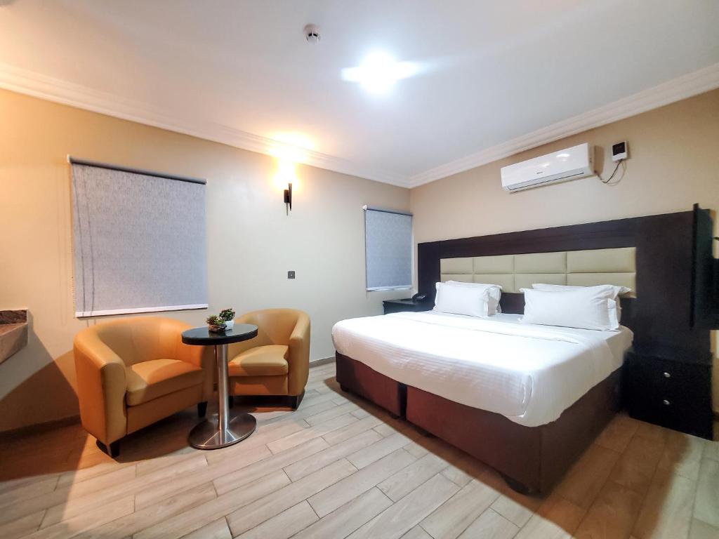 SagisaFadar's Place Hotel的卧室配有1张床、1张桌子和1把椅子