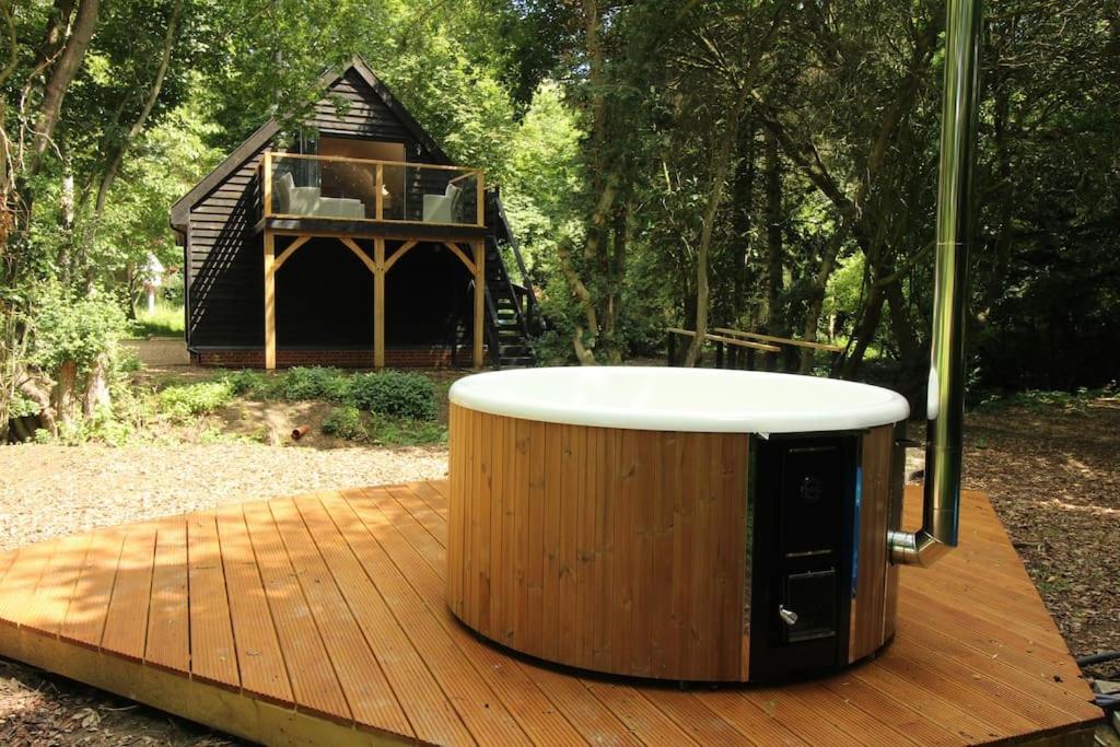 CratfieldThe Hive - beautiful studio with amazing hot tub的木甲板上的热水浴池,带房子