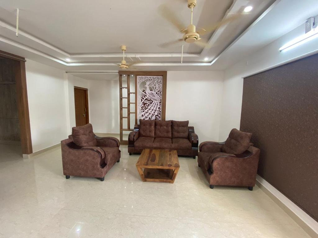 蒂鲁帕蒂Ameya Homestays Brand New Fully Furnished 3BHK & 2BHK Apartments.的带沙发和咖啡桌的客厅