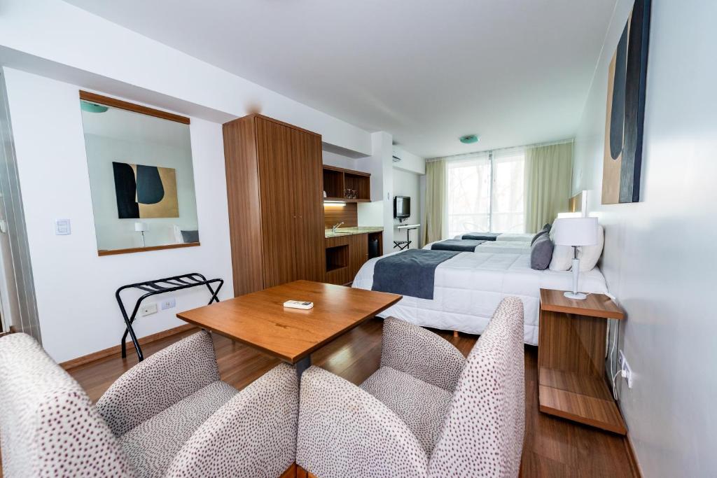 布宜诺斯艾利斯毕斯巴勒莫酒店的酒店客房带一张床、一张桌子和椅子