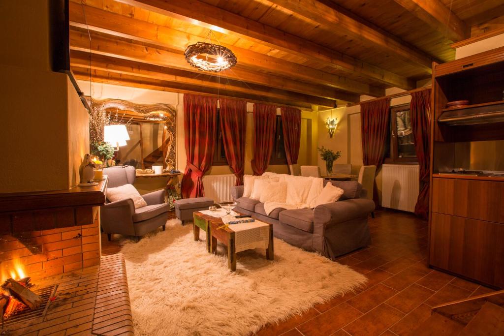 阿拉霍瓦勃朗峰别墅的客厅配有沙发和桌子