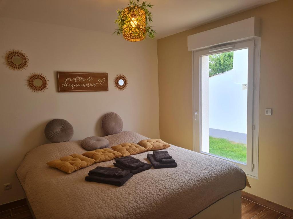 CoulogneA Fleur de Spa : Maison chaleureuse avec spa privatif et billard.的一间卧室设有一张大床和大窗户