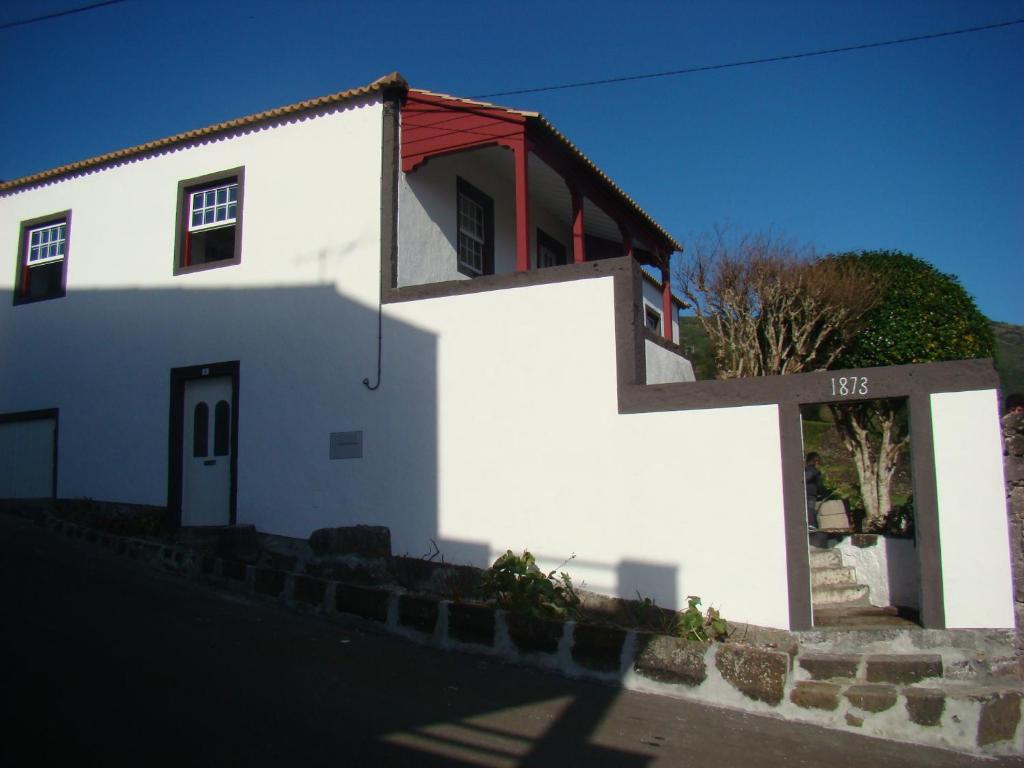 拉日什杜皮库Casa das Pedras Altas的白色的建筑,有红色的屋顶