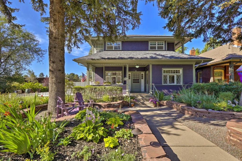 弗拉格斯塔夫The Purple House Apt in Downtown Flagstaff!的鲜花花园度假屋