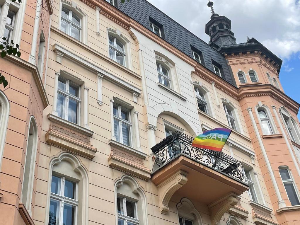 奥普尔Pokój nr 17的大楼阳台上的彩虹旗