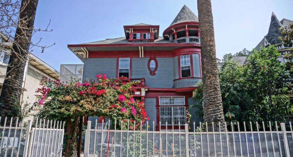 洛杉矶The Red Guest House in Downtown Los Angeles的白色的红色灰色房子