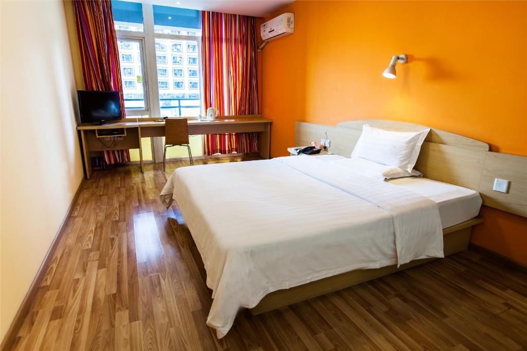 怀柔7天连锁酒店北京怀柔店的酒店客房设有一张大床和一张书桌。
