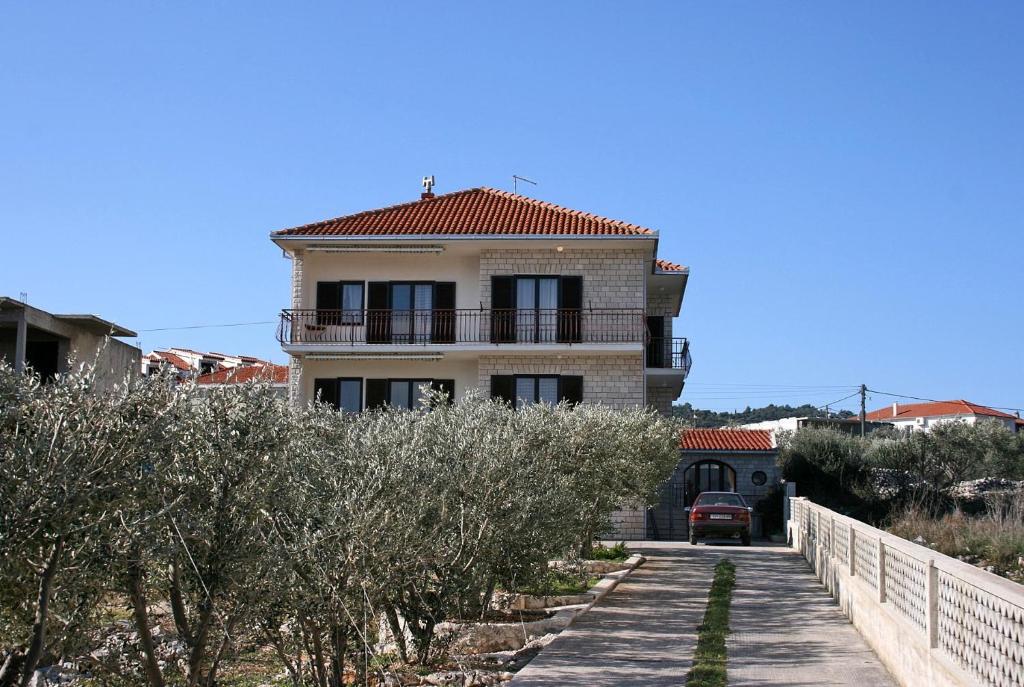 斯拉汀Apartments by the sea Slatine, Ciovo - 1137的建筑前有走道的房子
