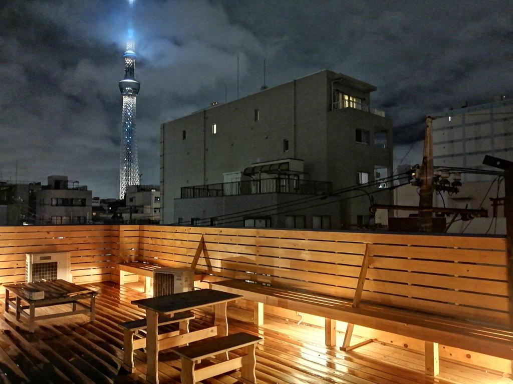 东京樱花宾馆的一个带长凳、桌子和塔楼的甲板