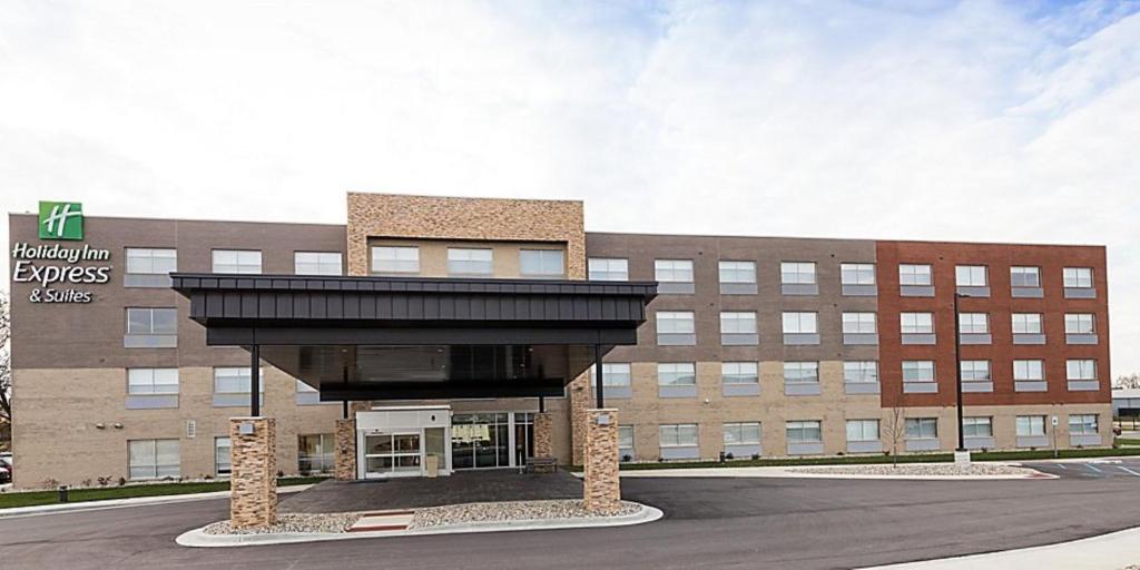 密歇根城Holiday Inn Express & Suites - Michigan City, an IHG Hotel的一座医院,有一座大建筑背景