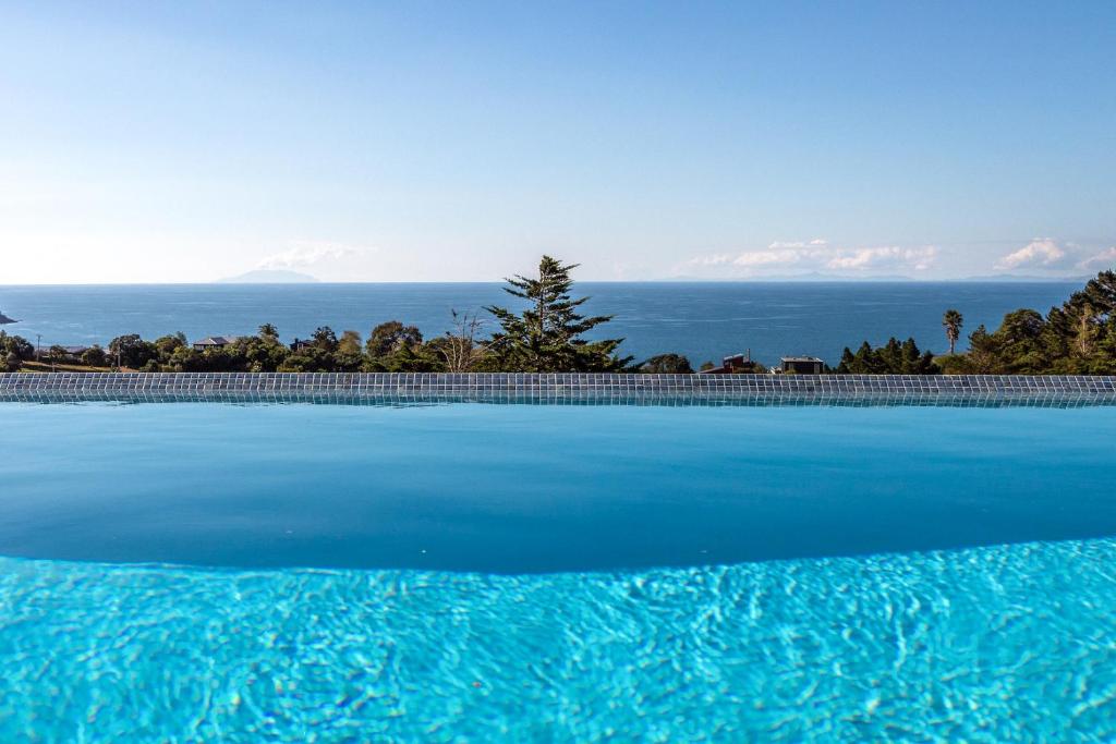欧尼坦基赛普拉斯岭村别墅的大型海景游泳池