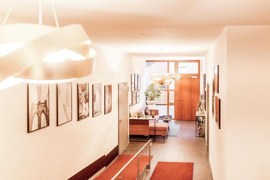 海德堡Fabelhafte Wohnungen in der Altstadt的房屋墙上挂有照片的走廊