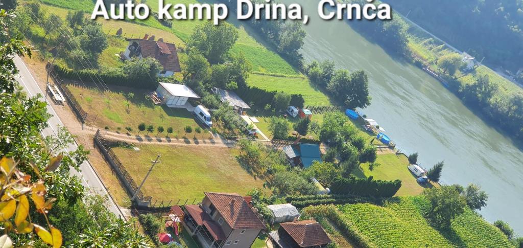 CrnčaAUTO KAMP DRINA的一条河边的小岛上有火车
