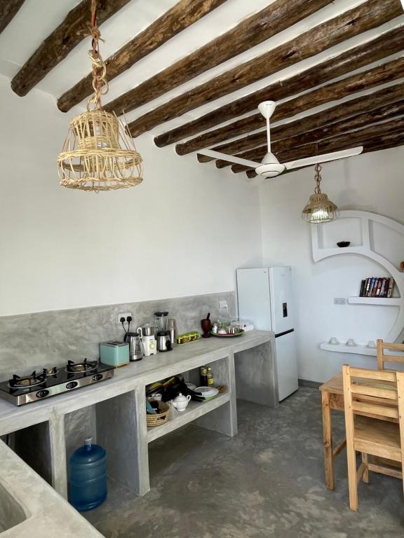 江比阿Olamanga Beach Villa的厨房配有桌子和冰箱