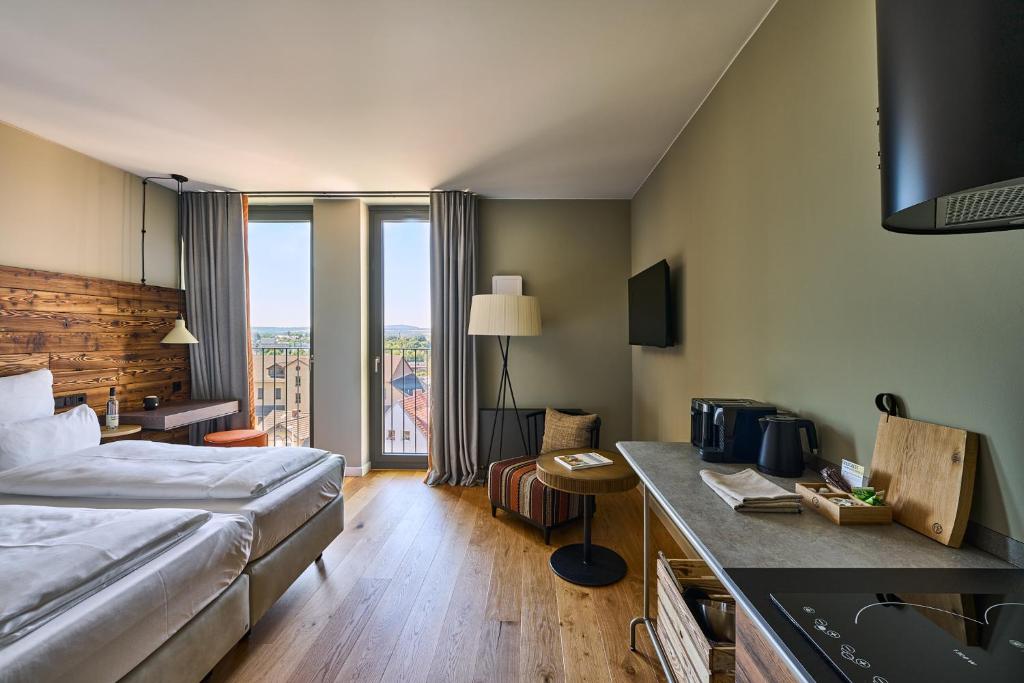 哥廷根FREIgeist Homes - Serviced Apartments的酒店客房配有一张床和一张带水槽的书桌