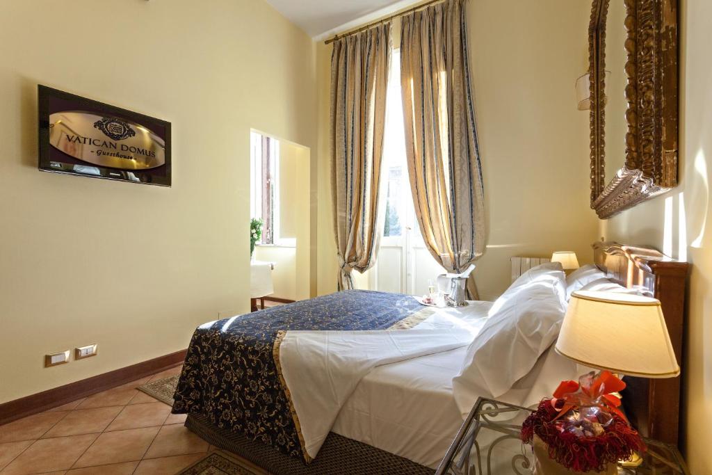 罗马梵蒂冈多莫斯旅馆的一间卧室设有一张床和一个窗口