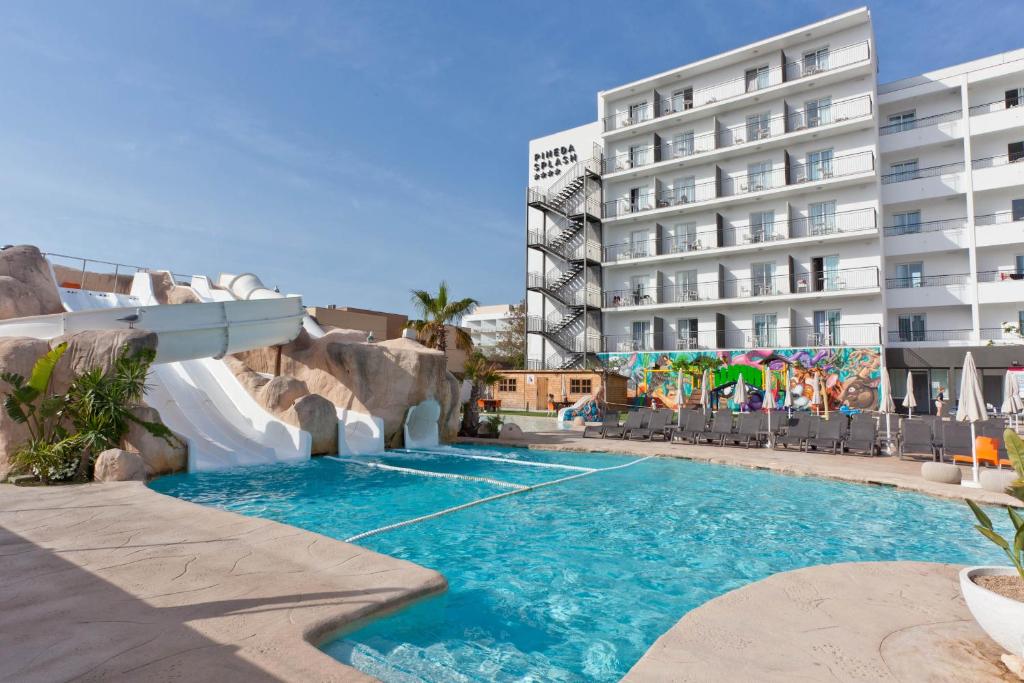 皮内达德马尔30º Hotels - Hotel Pineda Splash的酒店旁的游泳池设有水滑梯