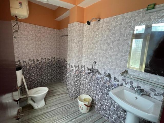 甘托克Khandroling Hotel的一间带卫生间和水槽的浴室