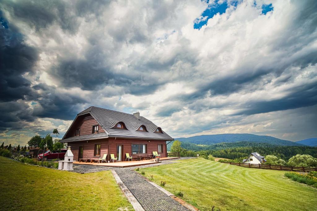 StrzebowiskaChata Jumani的云天的草山上的房子