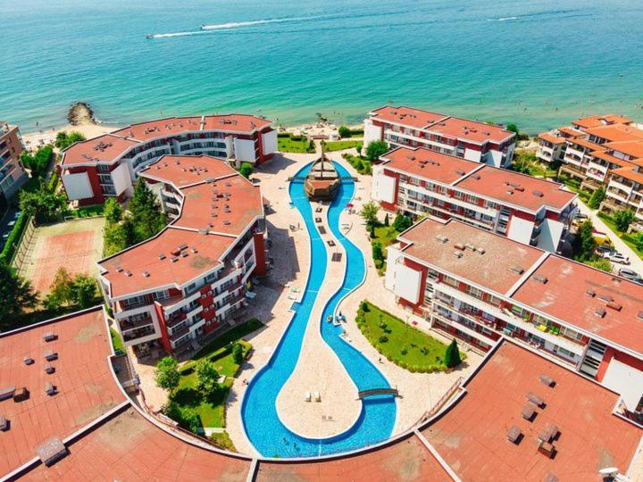 埃勒尼特Privilege Fort beach Apartman Sveti Vlas 61m2的近海度假胜地的空中景致