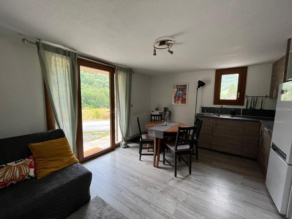波泰皮莫朗Appartement en station de ski的一间带桌子的客厅和一间厨房