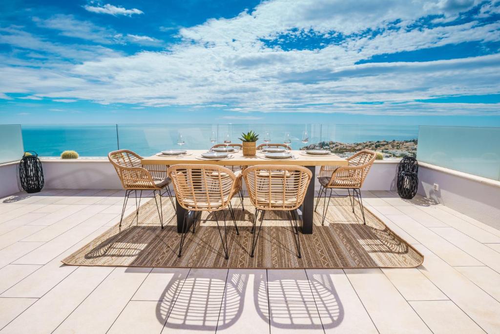 库姆布勒德尔索尔Infinity Horizon Apartment - Costa Blanca的海景阳台上的桌子