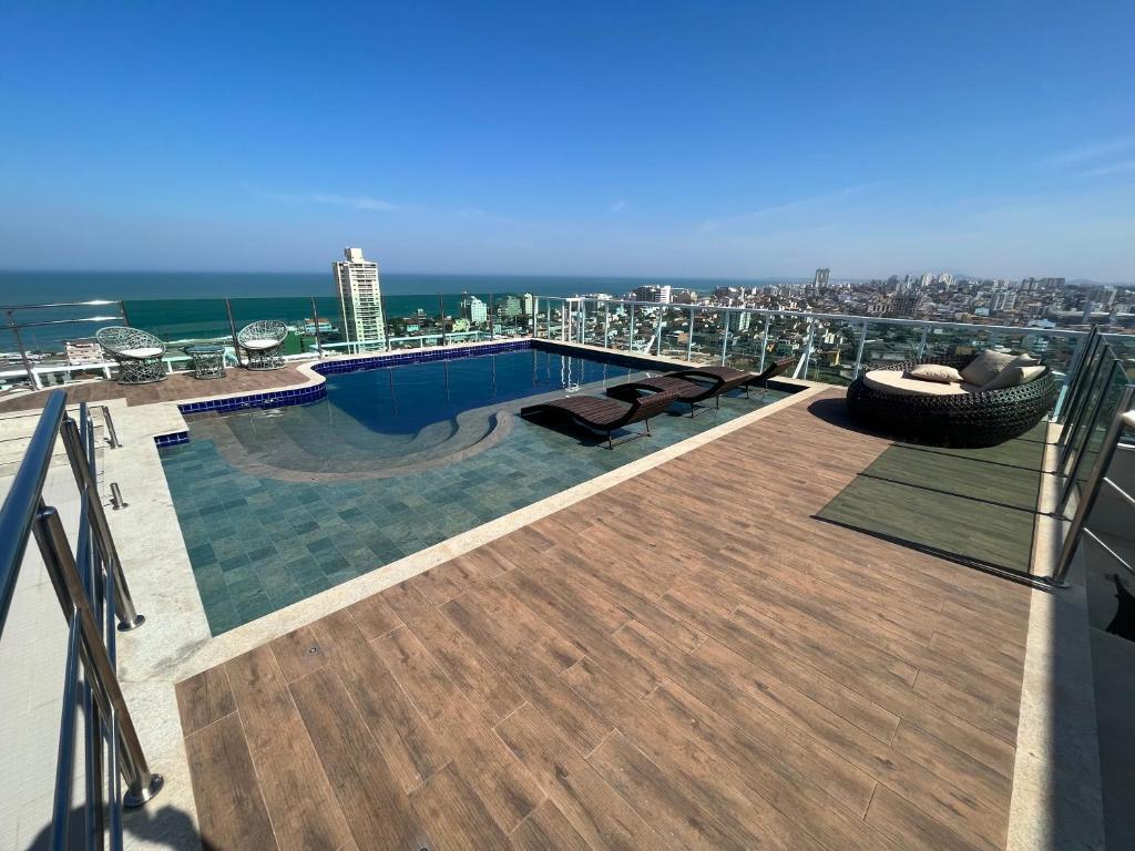 马卡埃Golden Towers Hotel的建筑物屋顶上的游泳池