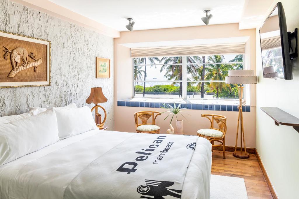 迈阿密海滩鹈鹕酒店的酒店客房设有床和窗户。