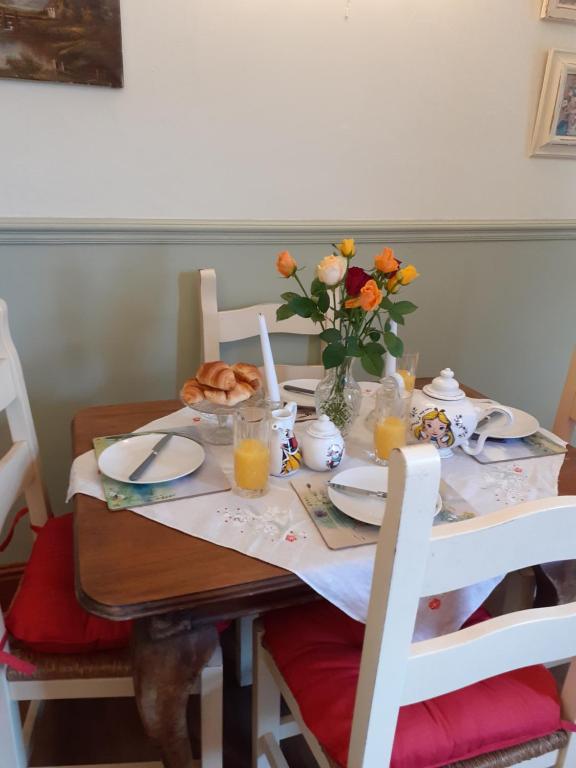 特尔福德Rose Cottage的一张餐桌,上面有花瓶