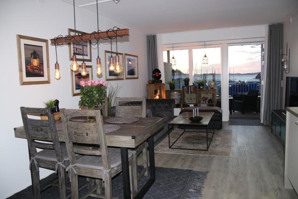 埃勒斯Lägenhetshotell Varvet的用餐室以及带桌椅的起居室。