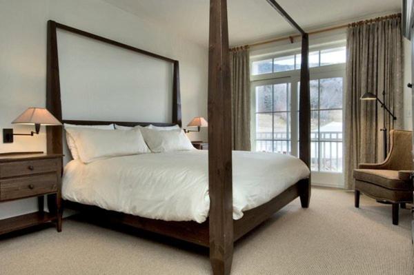 沃伦Clay Brook Hotel at Sugarbush的一间卧室设有一张大床和一个大窗户