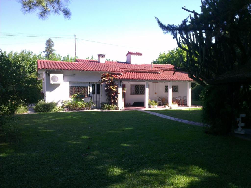 Luis Guillón西扎度假屋的白色的房子,有红色的屋顶和院子