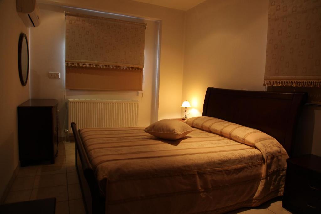 Galata翁格瑞套房酒店的一间卧室配有一张带枕头和灯的床