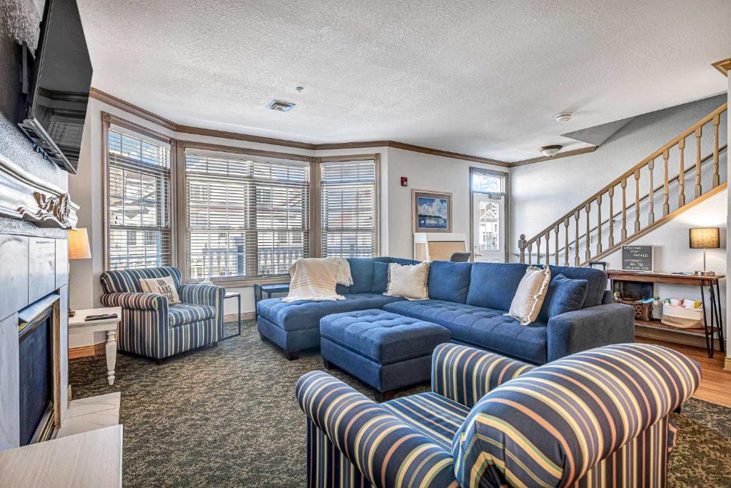 希博伊根Beautiful Day Getaway - Lake Michigan Views的客厅配有蓝色的沙发和椅子