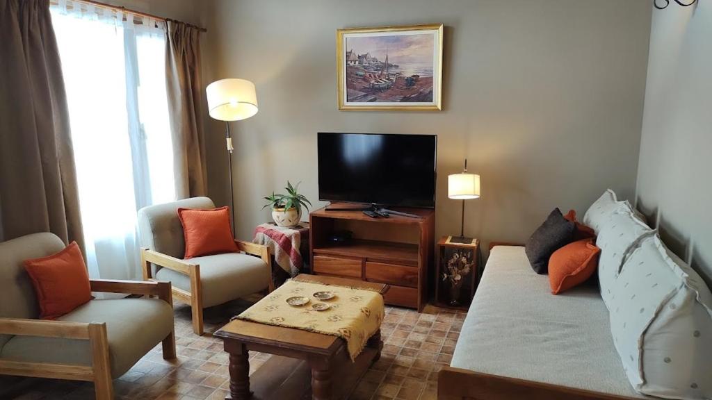 圣卡洛斯-德巴里洛切Casita Cavok的带沙发和电视的客厅