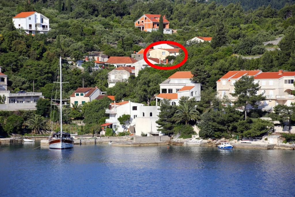 拉茨斯切Apartments by the sea Racisce, Korcula - 4359的水体中间有一个红圆的城镇