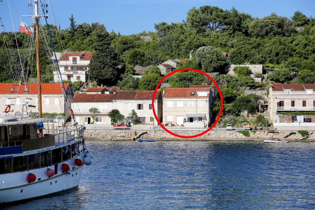 拉茨斯切Apartments by the sea Racisce, Korcula - 4361的一条红色圆圈的船