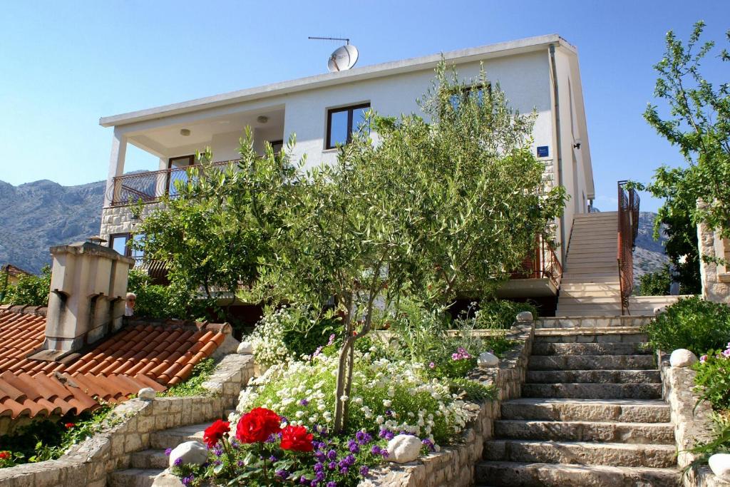 奥瑞比克Apartments by the sea Orebic, Peljesac - 4496的前面有楼梯和鲜花的房子