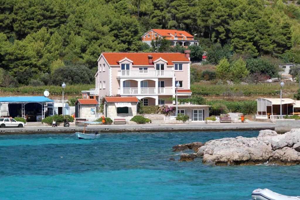 普利兹巴Apartments by the sea Prizba, Korcula - 4485的水体岸边的大房子