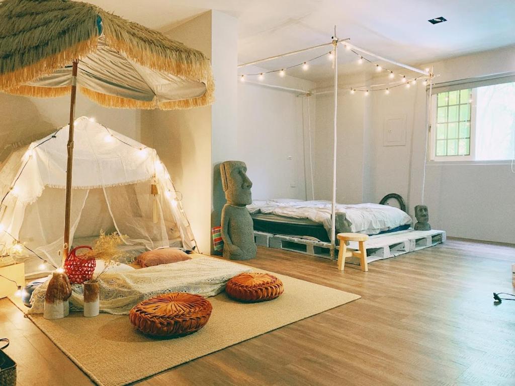 礁溪漫活森林 Woods Inn的配有一张床和一张带南瓜的桌子的房间