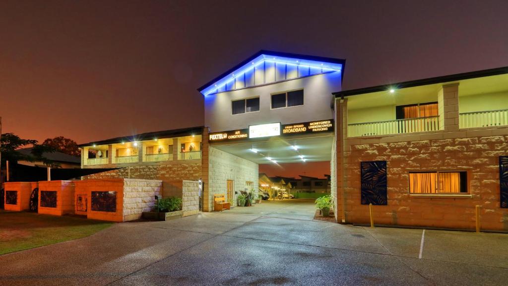 卡布尔彻卡布尔彻胜地贝斯特韦斯特汽车旅馆的一座晚上有蓝色灯光的建筑