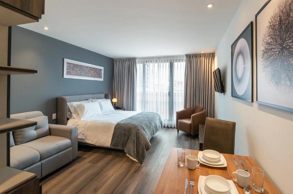波哥大Morph Chicó的酒店客房配有一张床和一张餐桌。