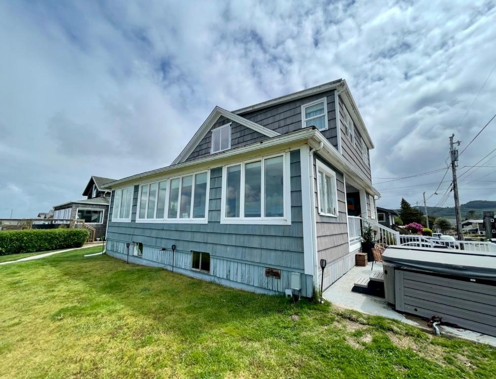 西塞德Seaside Beach Front House on the Promenade的院子里有很多窗户的房子