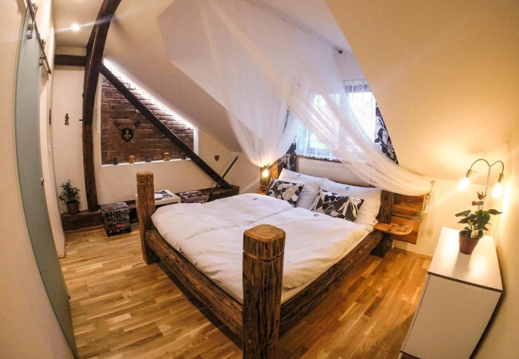 帕尔杜比采曼陀罗草公寓的一间卧室配有一张带蚊帐的床
