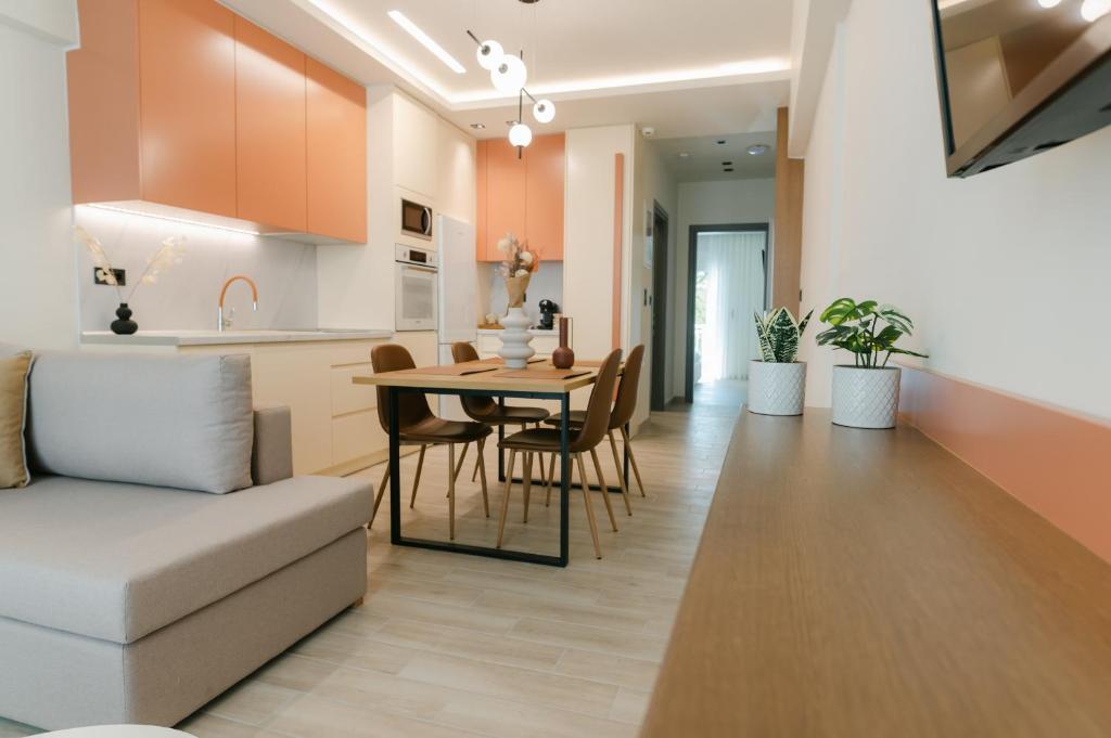 亚历山德鲁波利斯Magico Suites City Heart Luxury Appartments的客厅以及带桌子和沙发的厨房。