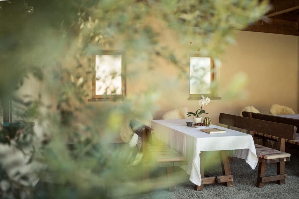 阿皮亚诺苏拉斯特拉达Weingut Donà的一间配备有白色桌椅的用餐室