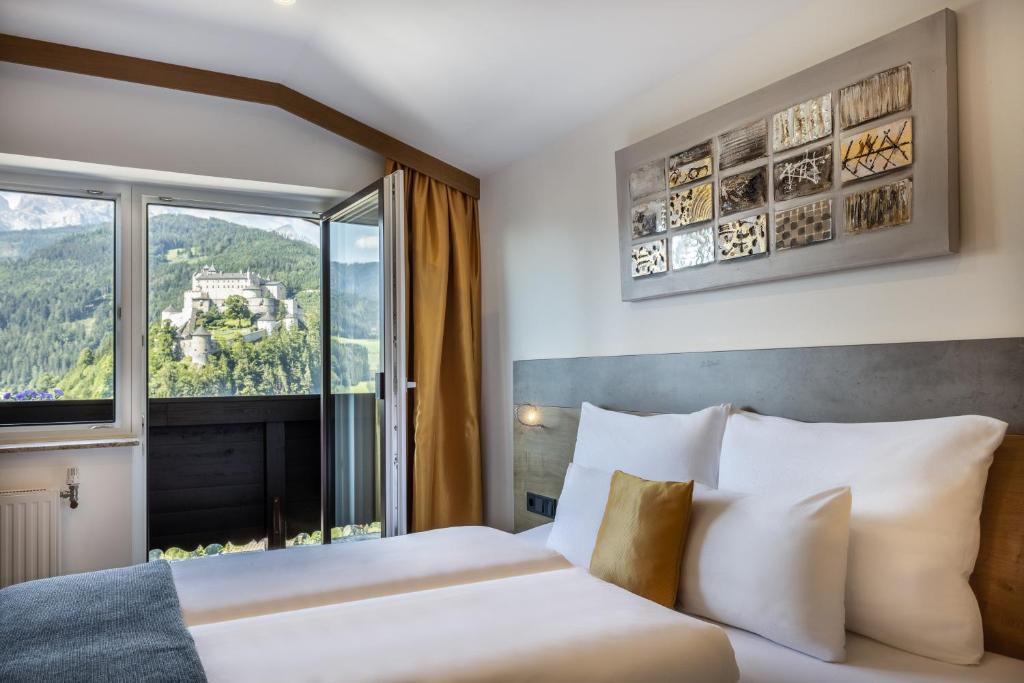 韦尔芬Der Burgblick-Adults Only的酒店客房设有床和窗户。