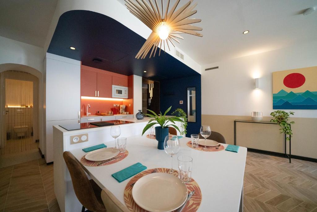 尼姆Roma Divine home cinéma et jardin的用餐室以及带桌椅的厨房。